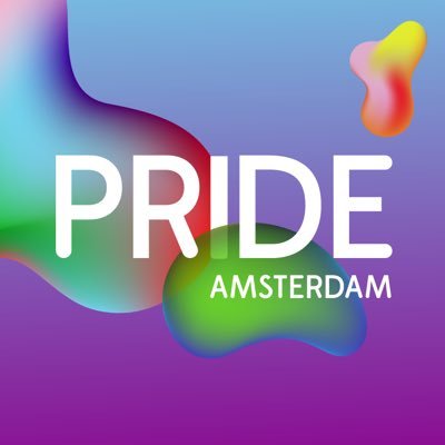 De woorden 'Pride Amsterdam' in het wit, tegen een blauw-paarse achtergrond met daarin kleurrijke zeepbellen